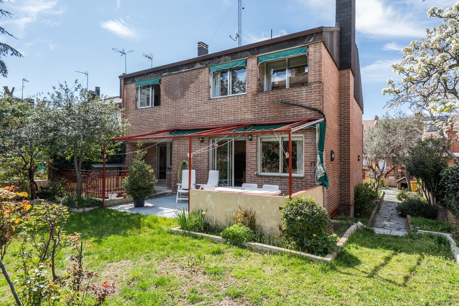 MAGNÍFICO CHALET ADOSADO DE ESQUINA CON MÁS DE 390 m², GRAN JARDÍN Y GARAJE, PUERTA HIERRO  Te prese