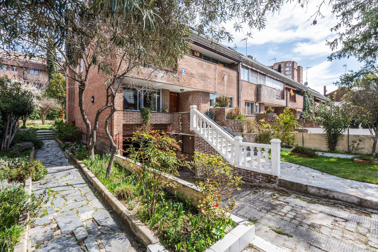 MAGNÍFICO CHALET ADOSADO DE ESQUINA CON MÁS DE 390 m², GRAN JARDÍN Y GARAJE, PUERTA HIERRO  Te prese