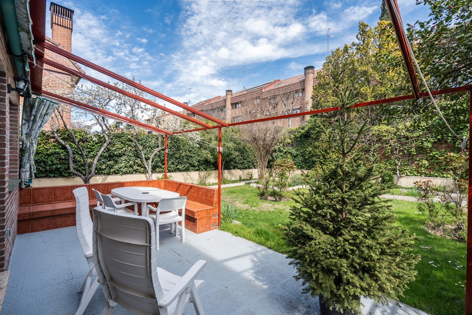 MAGNÍFICO CHALET ADOSADO DE ESQUINA CON MÁS DE 390 m², GRAN JARDÍN Y GARAJE, PUERTA HIERRO  Te prese