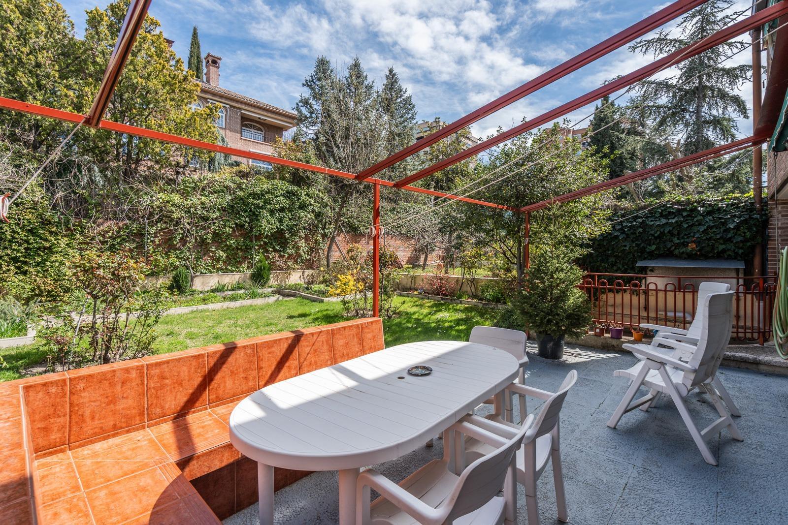 MAGNÍFICO CHALET ADOSADO DE ESQUINA CON MÁS DE 390 m², GRAN JARDÍN Y GARAJE, PUERTA HIERRO  Te prese