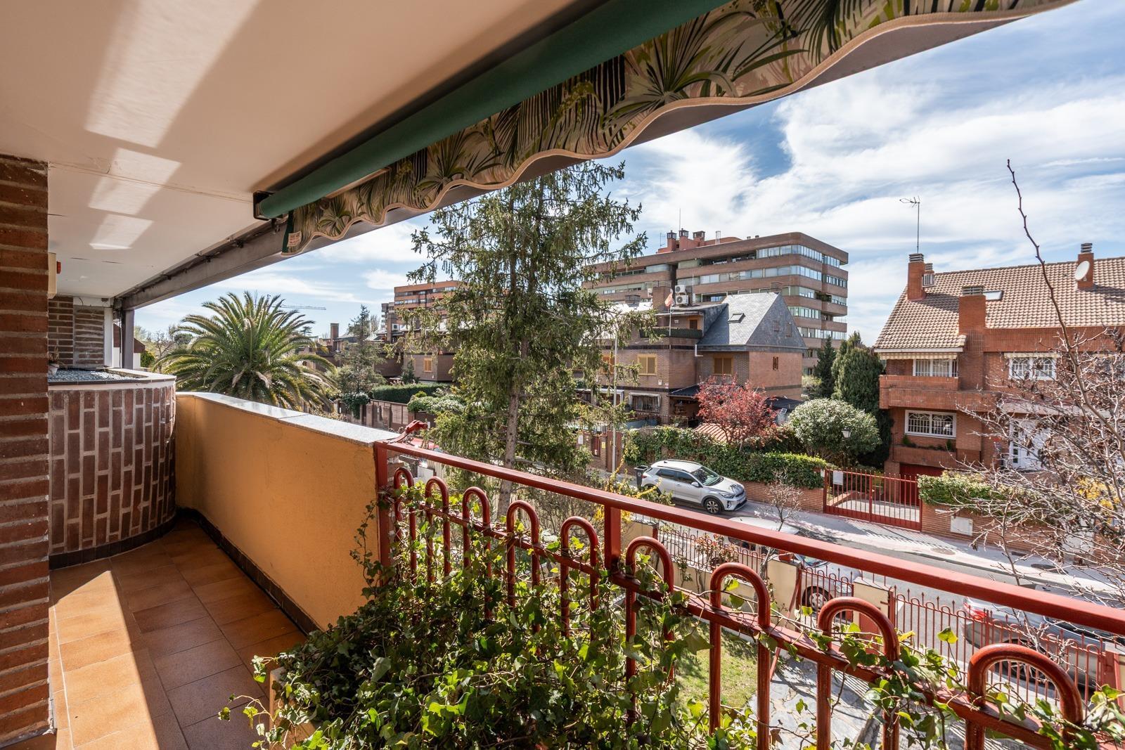 MAGNÍFICO CHALET ADOSADO DE ESQUINA CON MÁS DE 390 m², GRAN JARDÍN Y GARAJE, PUERTA HIERRO  Te prese