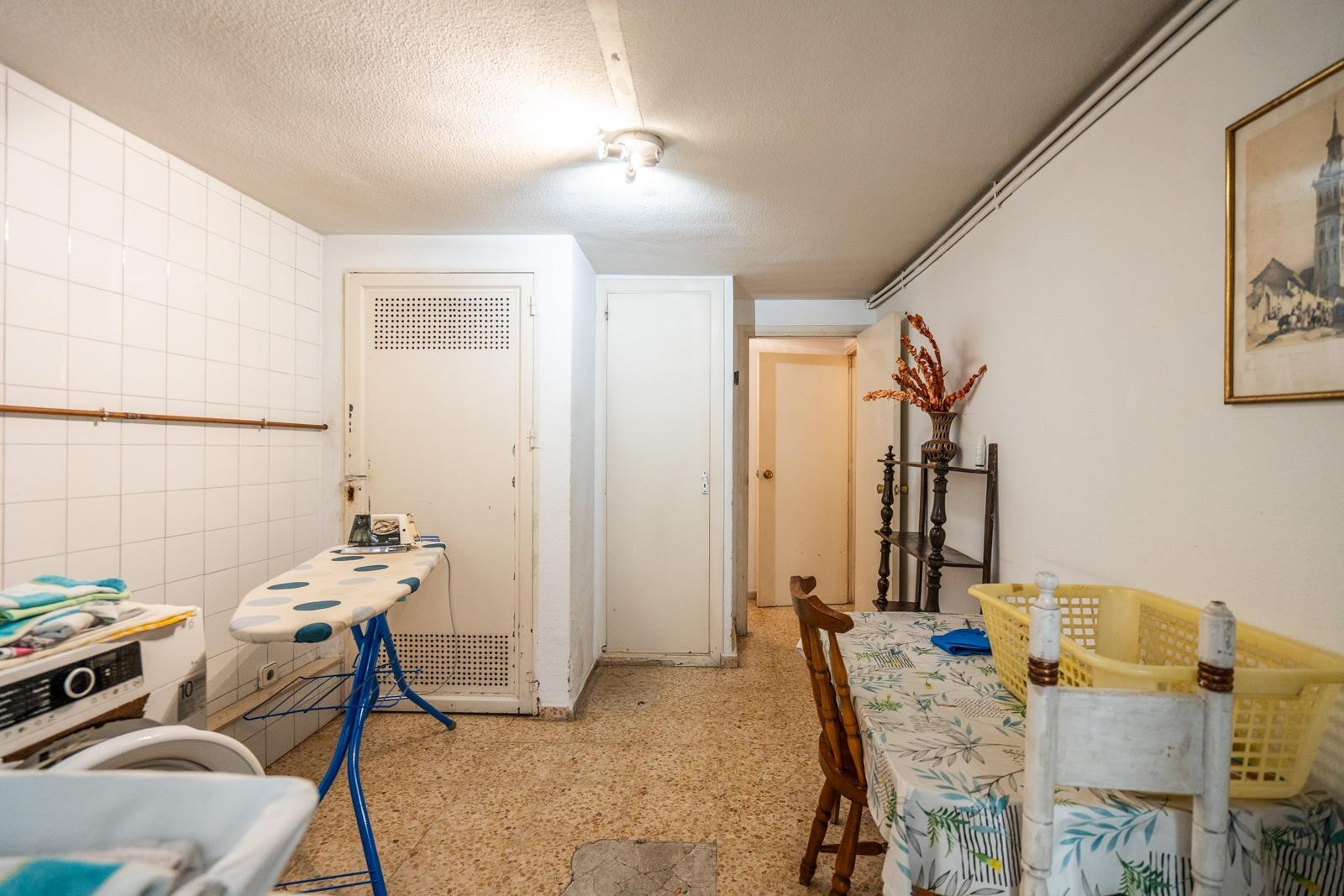 MAGNÍFICO CHALET ADOSADO DE ESQUINA CON MÁS DE 390 m², GRAN JARDÍN Y GARAJE, PUERTA HIERRO  Te prese
