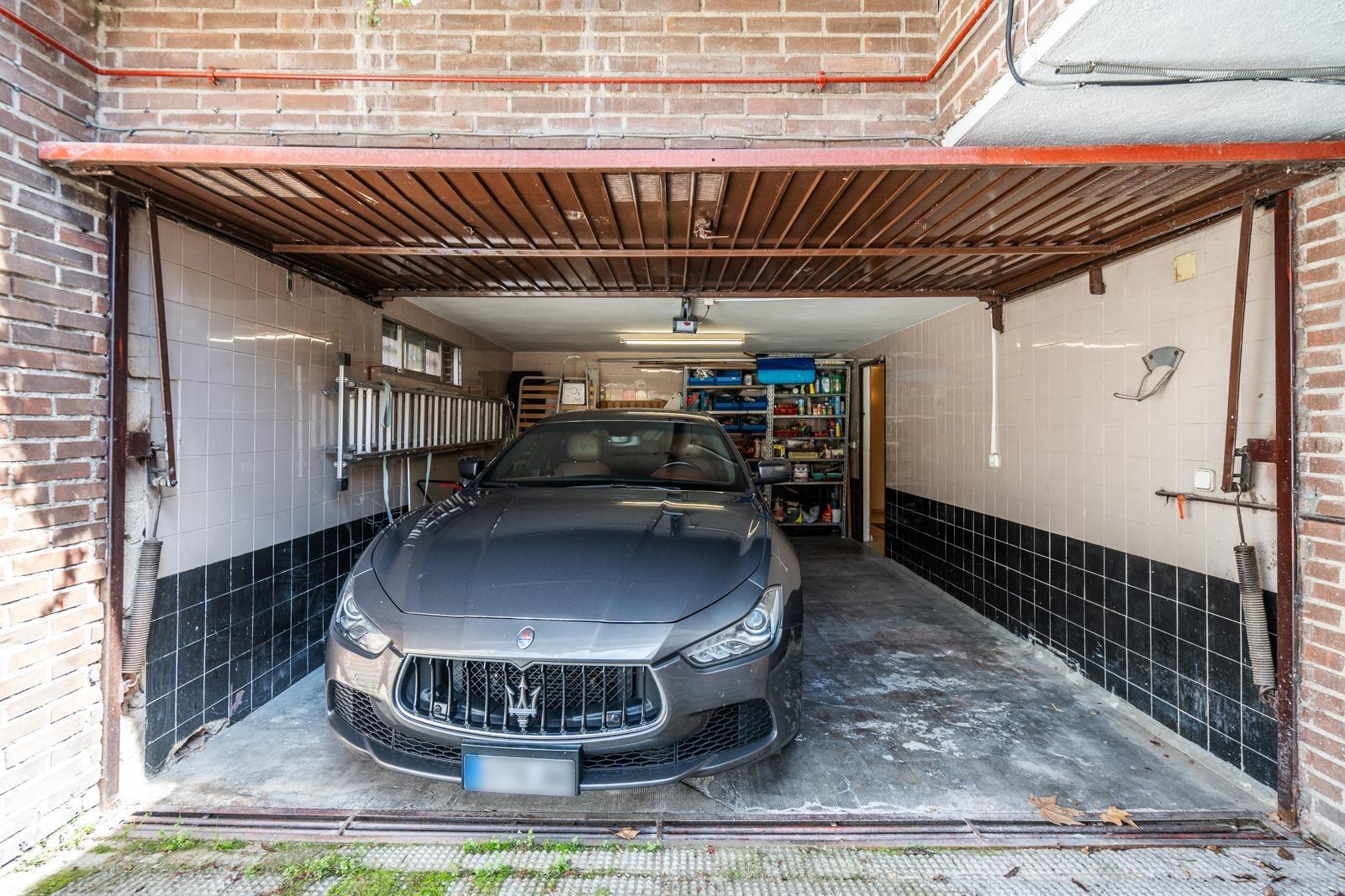 MAGNÍFICO CHALET ADOSADO DE ESQUINA CON MÁS DE 390 m², GRAN JARDÍN Y GARAJE, PUERTA HIERRO  Te prese