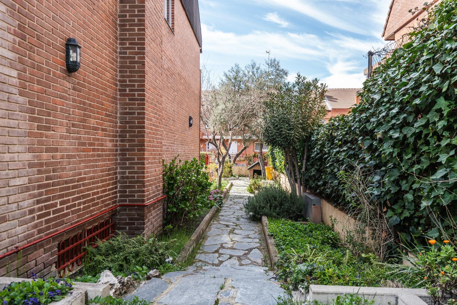 MAGNÍFICO CHALET ADOSADO DE ESQUINA CON MÁS DE 390 m², GRAN JARDÍN Y GARAJE, PUERTA HIERRO  Te prese