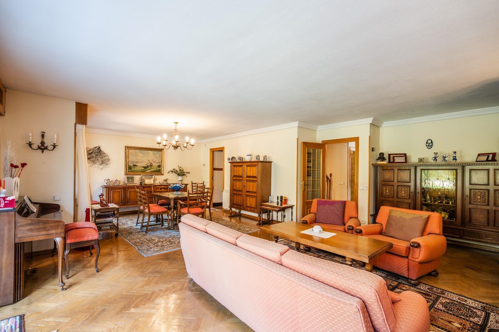 MAGNÍFICO CHALET ADOSADO DE ESQUINA CON MÁS DE 390 m², GRAN JARDÍN Y GARAJE, PUERTA HIERRO  Te prese