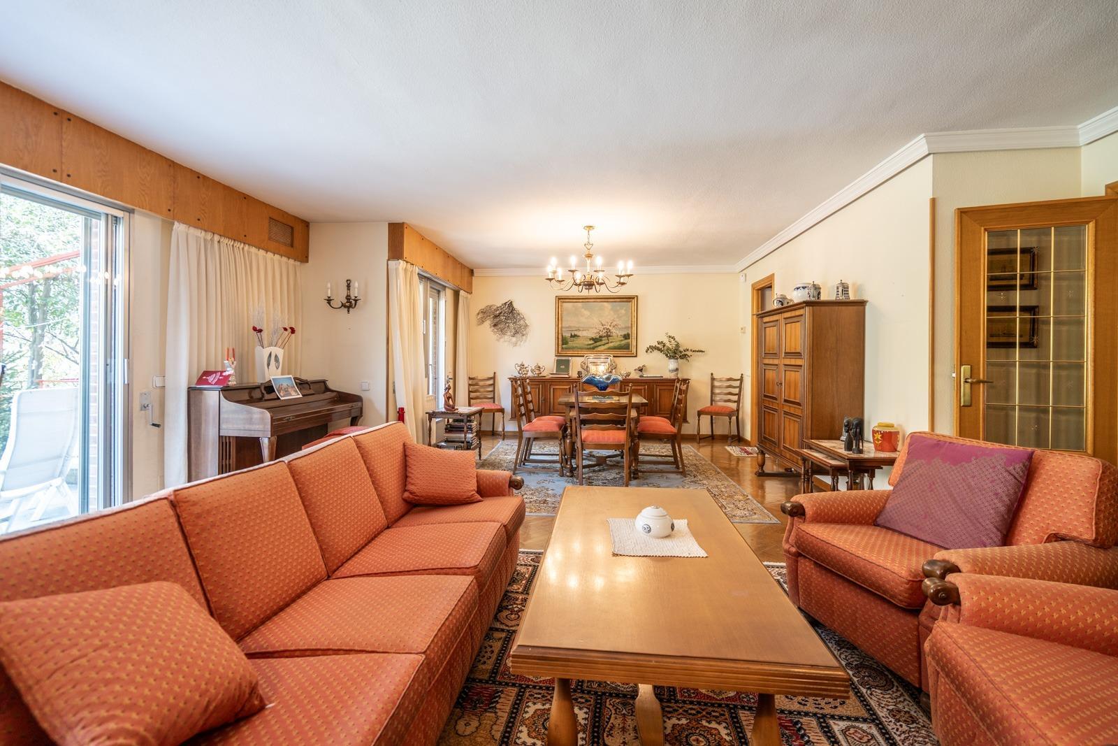 MAGNÍFICO CHALET ADOSADO DE ESQUINA CON MÁS DE 390 m², GRAN JARDÍN Y GARAJE, PUERTA HIERRO  Te prese