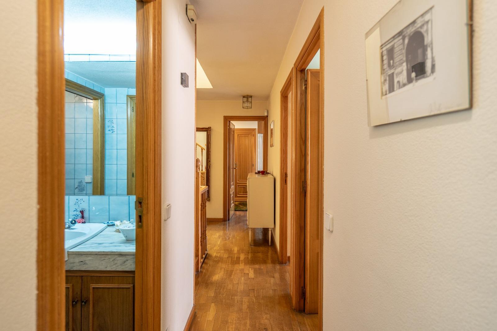 MAGNÍFICO CHALET ADOSADO DE ESQUINA CON MÁS DE 390 m², GRAN JARDÍN Y GARAJE, PUERTA HIERRO  Te prese