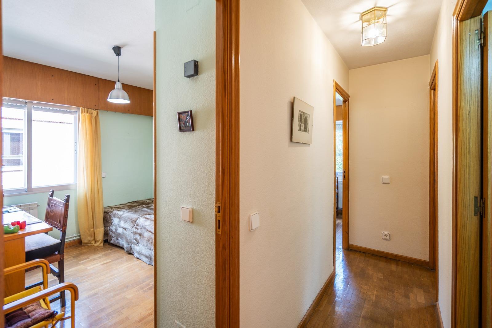 MAGNÍFICO CHALET ADOSADO DE ESQUINA CON MÁS DE 390 m², GRAN JARDÍN Y GARAJE, PUERTA HIERRO  Te prese