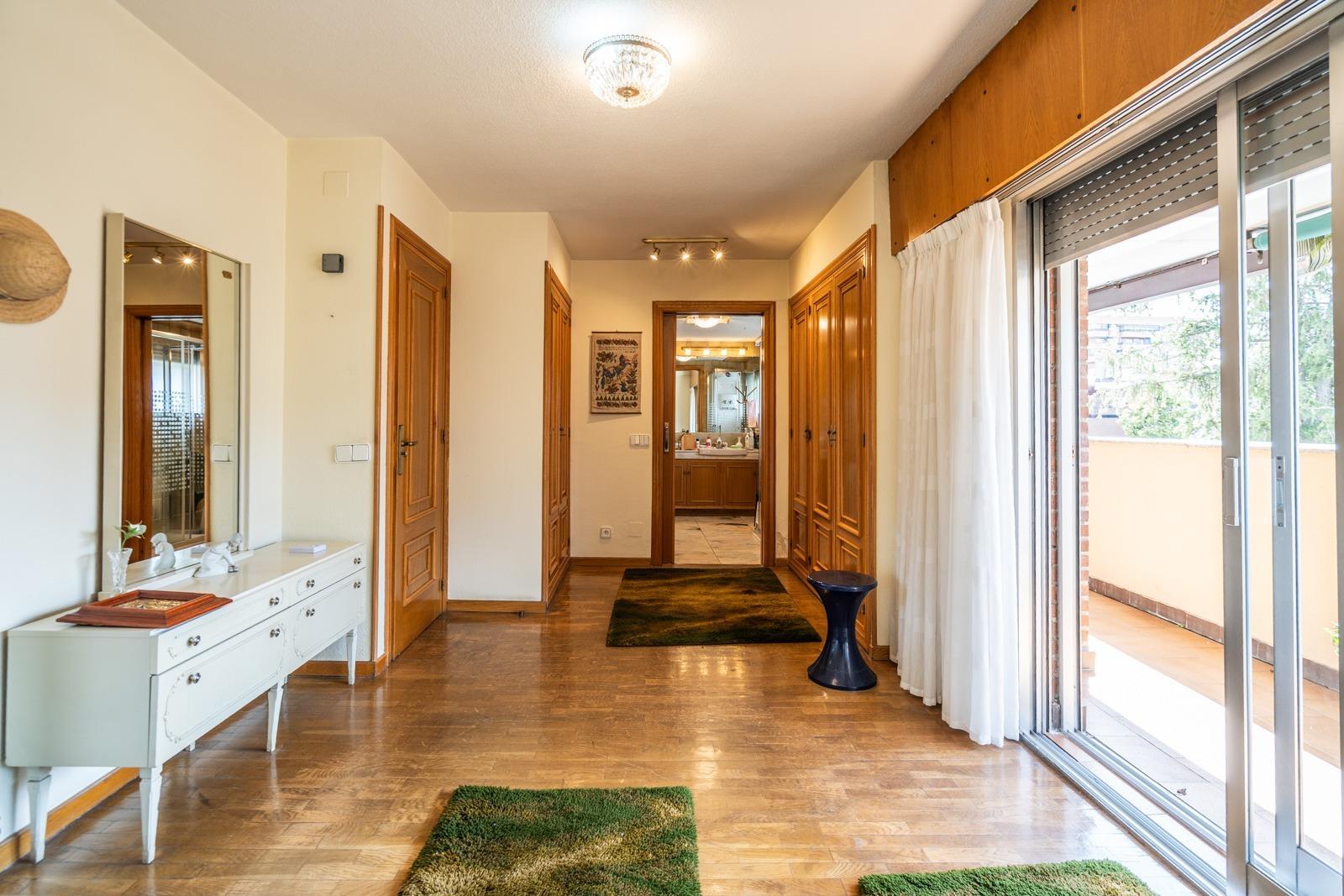 MAGNÍFICO CHALET ADOSADO DE ESQUINA CON MÁS DE 390 m², GRAN JARDÍN Y GARAJE, PUERTA HIERRO  Te prese