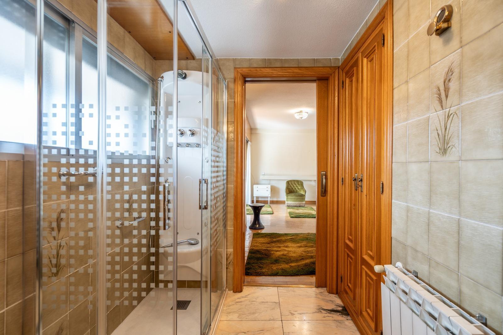 MAGNÍFICO CHALET ADOSADO DE ESQUINA CON MÁS DE 390 m², GRAN JARDÍN Y GARAJE, PUERTA HIERRO  Te prese
