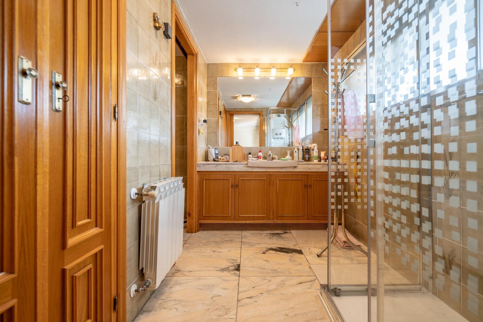 MAGNÍFICO CHALET ADOSADO DE ESQUINA CON MÁS DE 390 m², GRAN JARDÍN Y GARAJE, PUERTA HIERRO  Te prese
