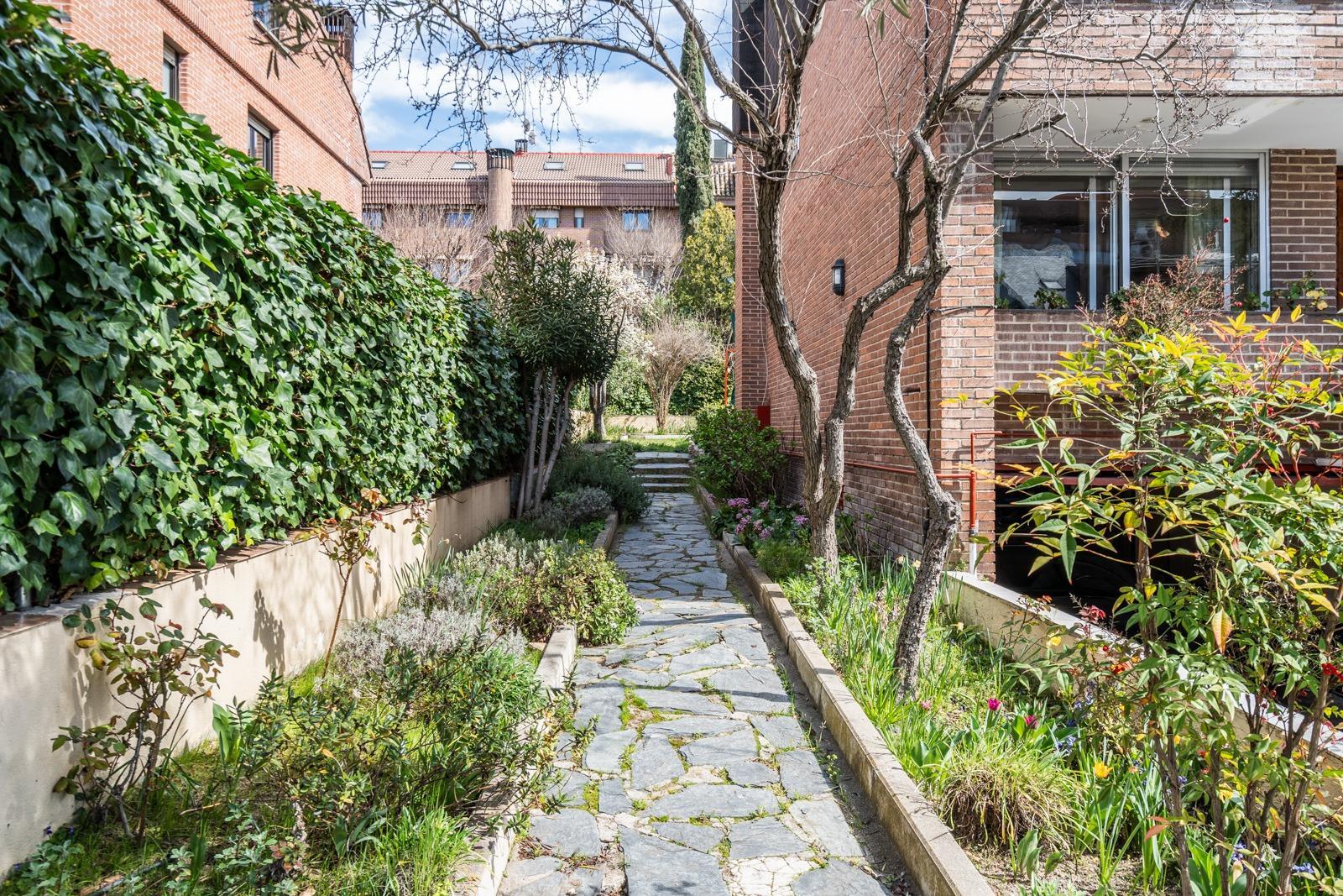 MAGNÍFICO CHALET ADOSADO DE ESQUINA CON MÁS DE 390 m², GRAN JARDÍN Y GARAJE, PUERTA HIERRO  Te prese