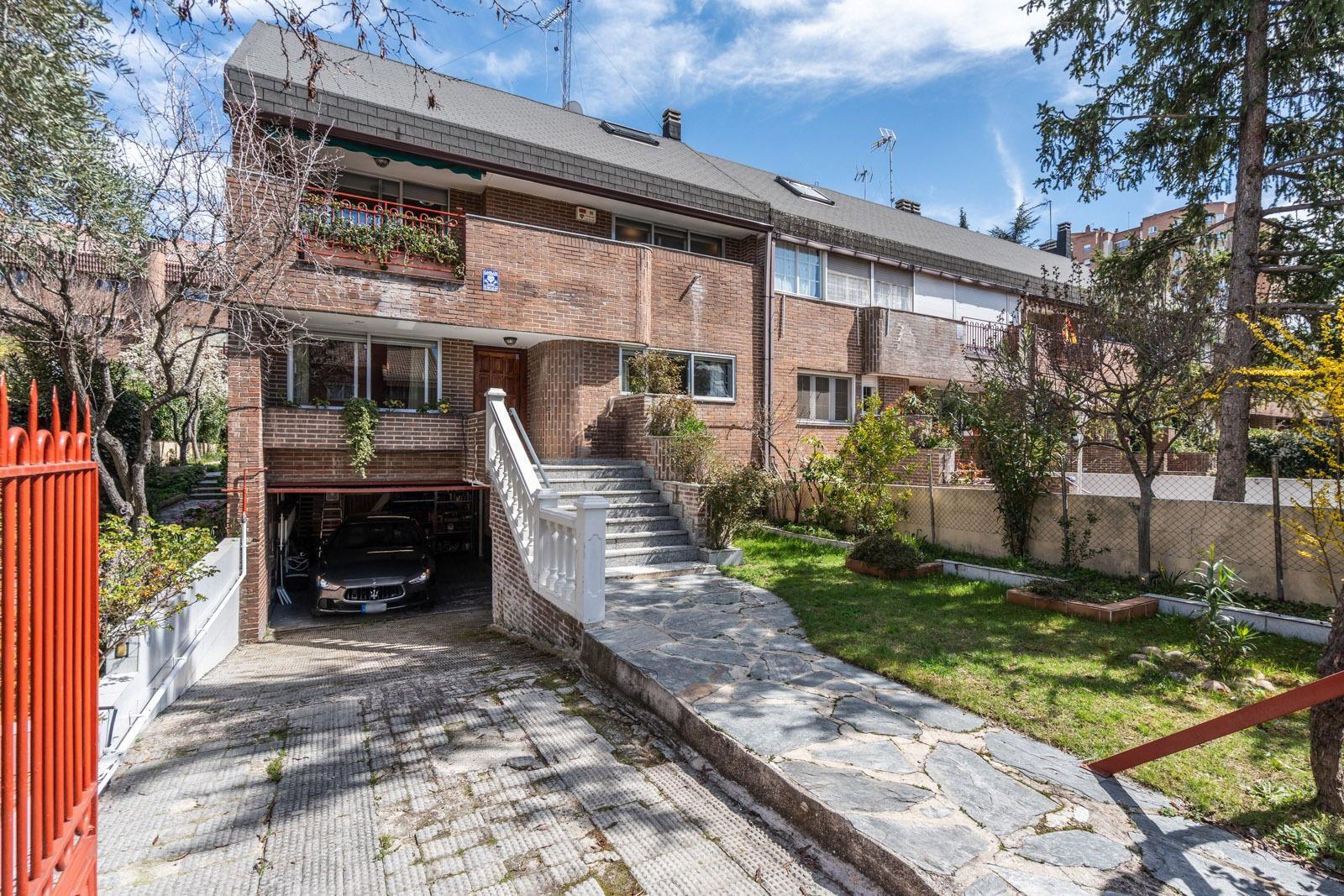 MAGNÍFICO CHALET ADOSADO DE ESQUINA CON MÁS DE 390 m², GRAN JARDÍN Y GARAJE, PUERTA HIERRO  Te prese