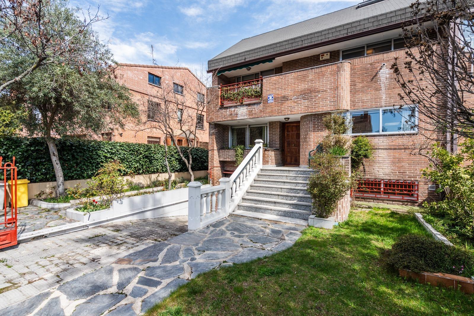 MAGNÍFICO CHALET ADOSADO DE ESQUINA CON MÁS DE 390 m², GRAN JARDÍN Y GARAJE, PUERTA HIERRO  Te prese