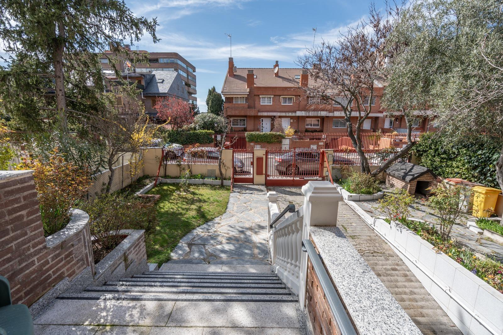 MAGNÍFICO CHALET ADOSADO DE ESQUINA CON MÁS DE 390 m², GRAN JARDÍN Y GARAJE, PUERTA HIERRO  Te prese