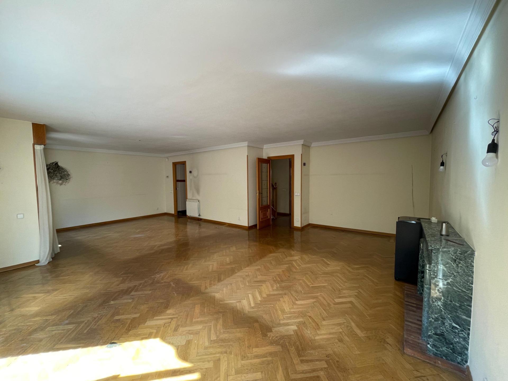MAGNÍFICO CHALET ADOSADO DE ESQUINA CON MÁS DE 390 m², GRAN JARDÍN Y GARAJE, PUERTA HIERRO  Te prese