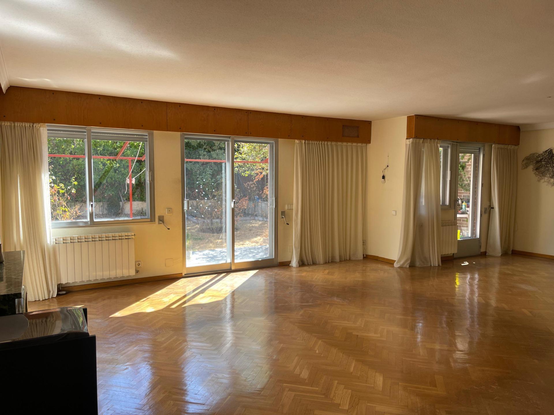 MAGNÍFICO CHALET ADOSADO DE ESQUINA CON MÁS DE 390 m², GRAN JARDÍN Y GARAJE, PUERTA HIERRO  Te prese