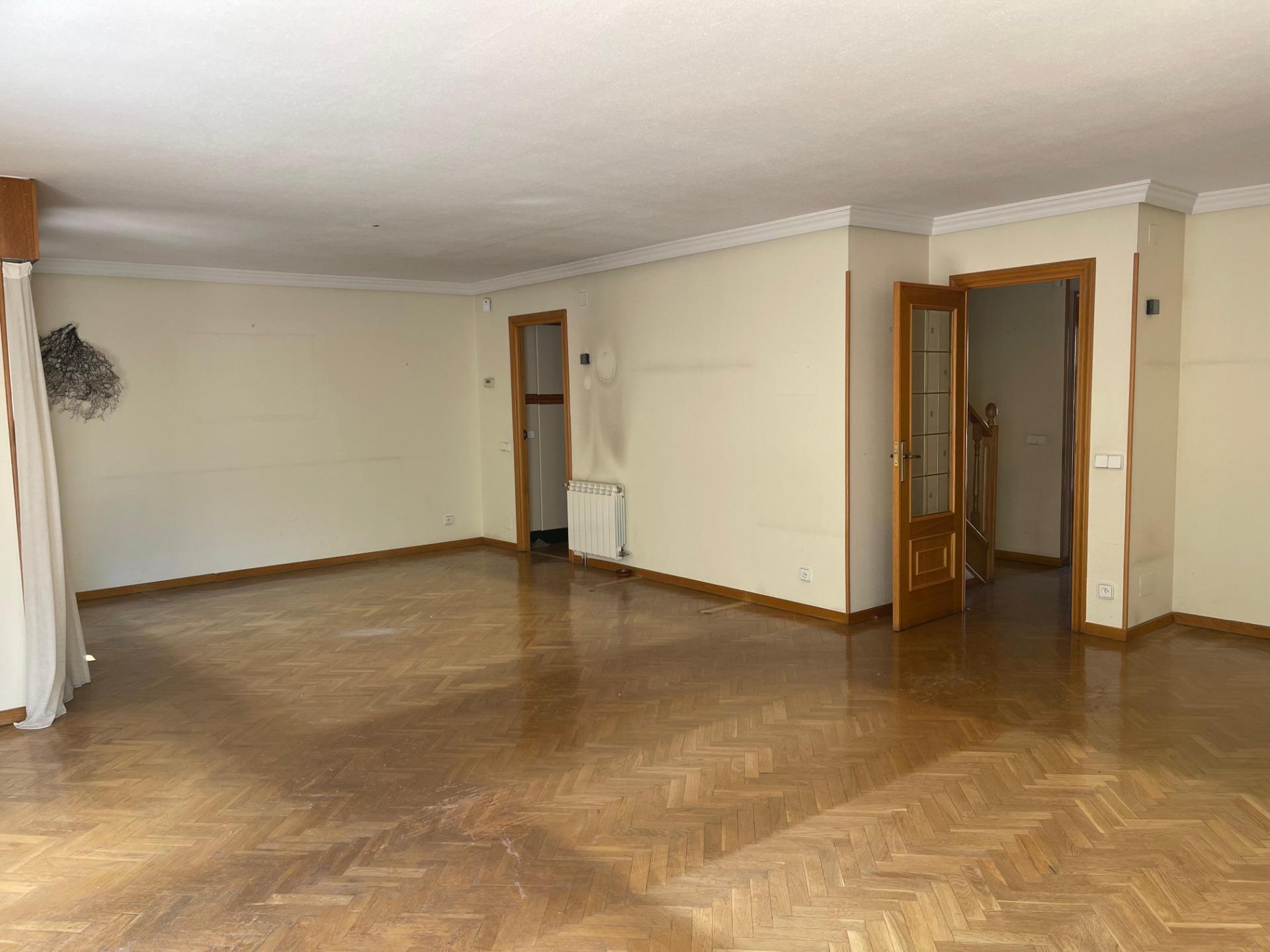 MAGNÍFICO CHALET ADOSADO DE ESQUINA CON MÁS DE 390 m², GRAN JARDÍN Y GARAJE, PUERTA HIERRO  Te prese