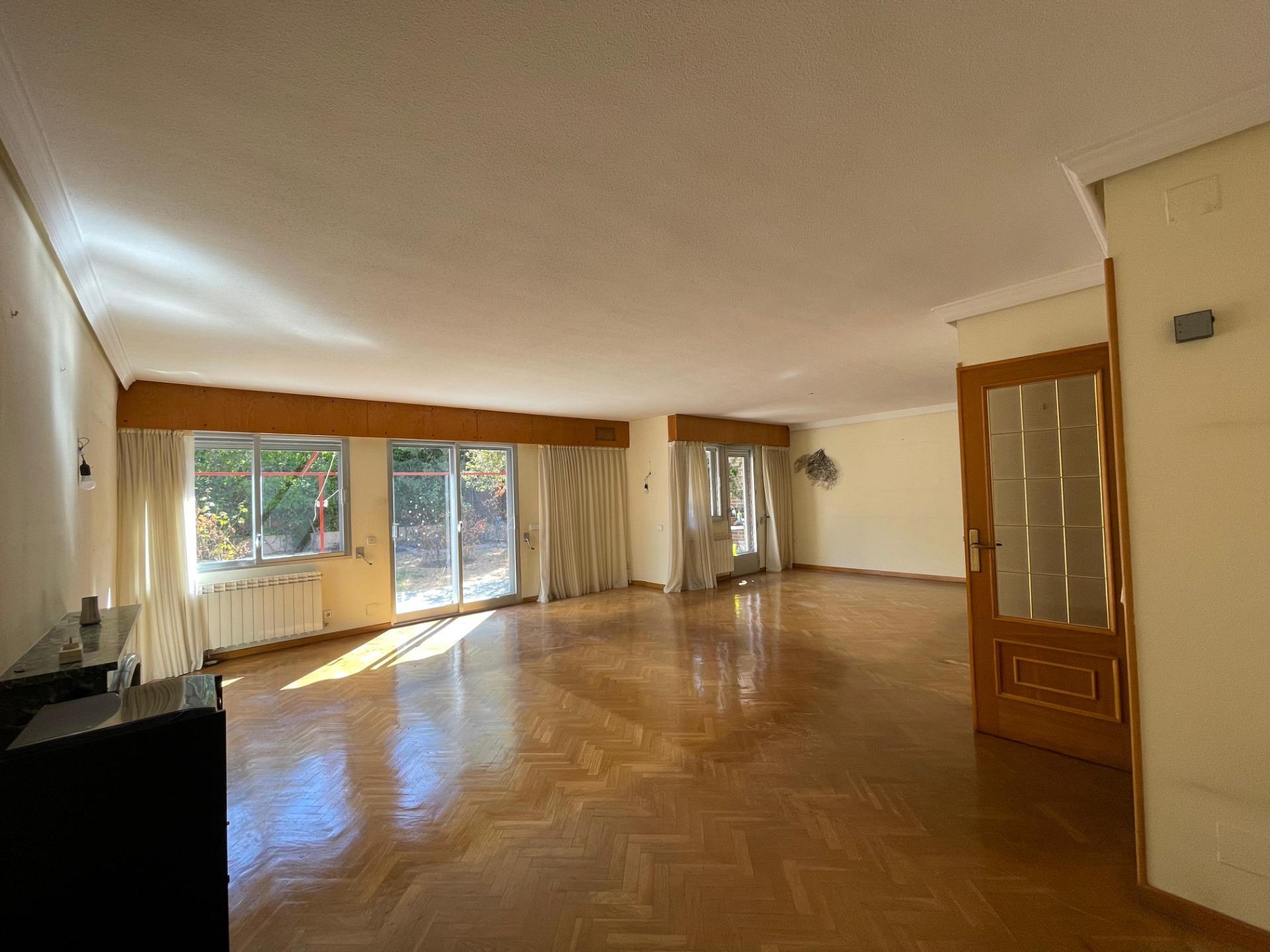 MAGNÍFICO CHALET ADOSADO DE ESQUINA CON MÁS DE 390 m², GRAN JARDÍN Y GARAJE, PUERTA HIERRO  Te prese