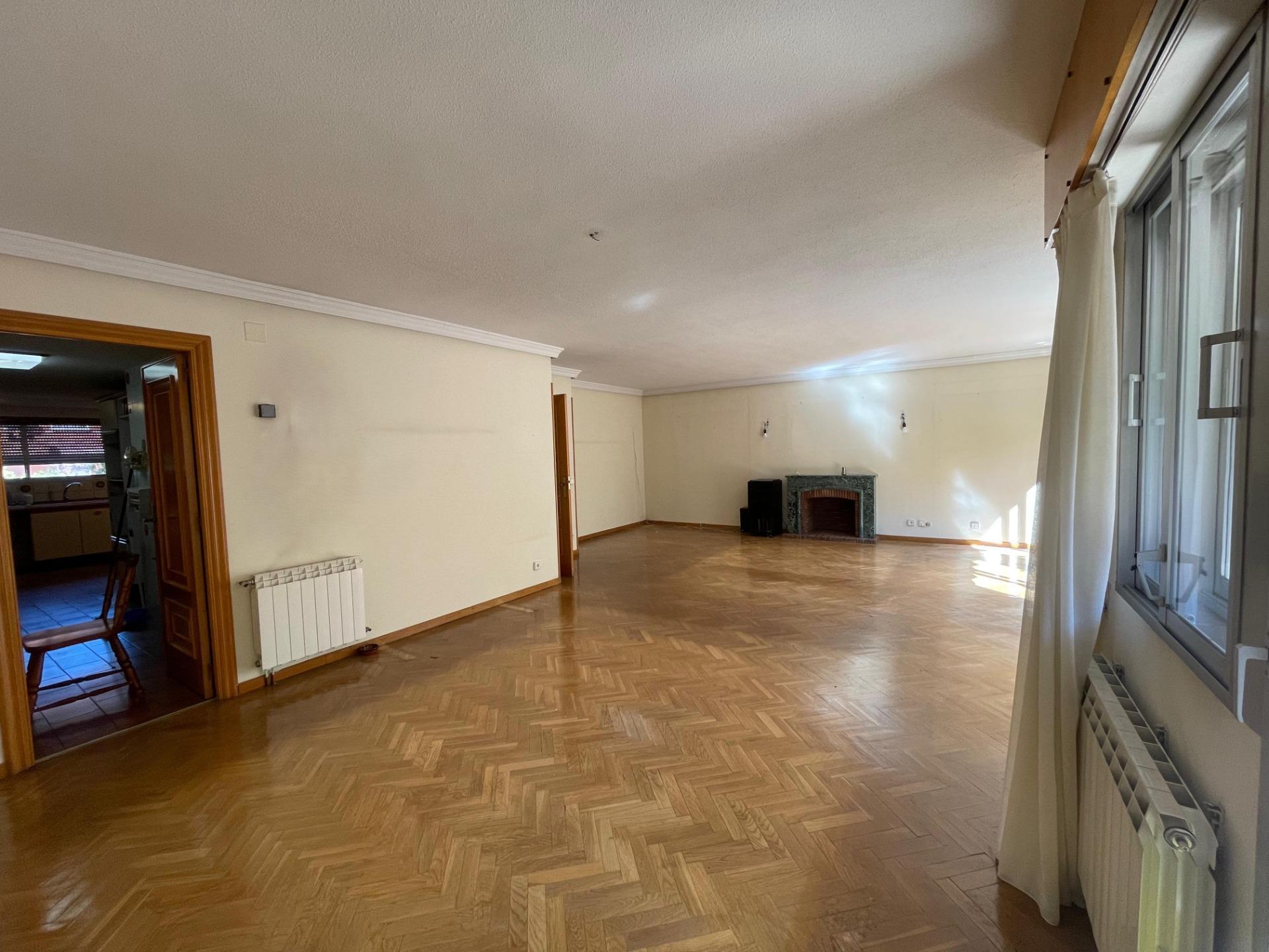MAGNÍFICO CHALET ADOSADO DE ESQUINA CON MÁS DE 390 m², GRAN JARDÍN Y GARAJE, PUERTA HIERRO  Te prese