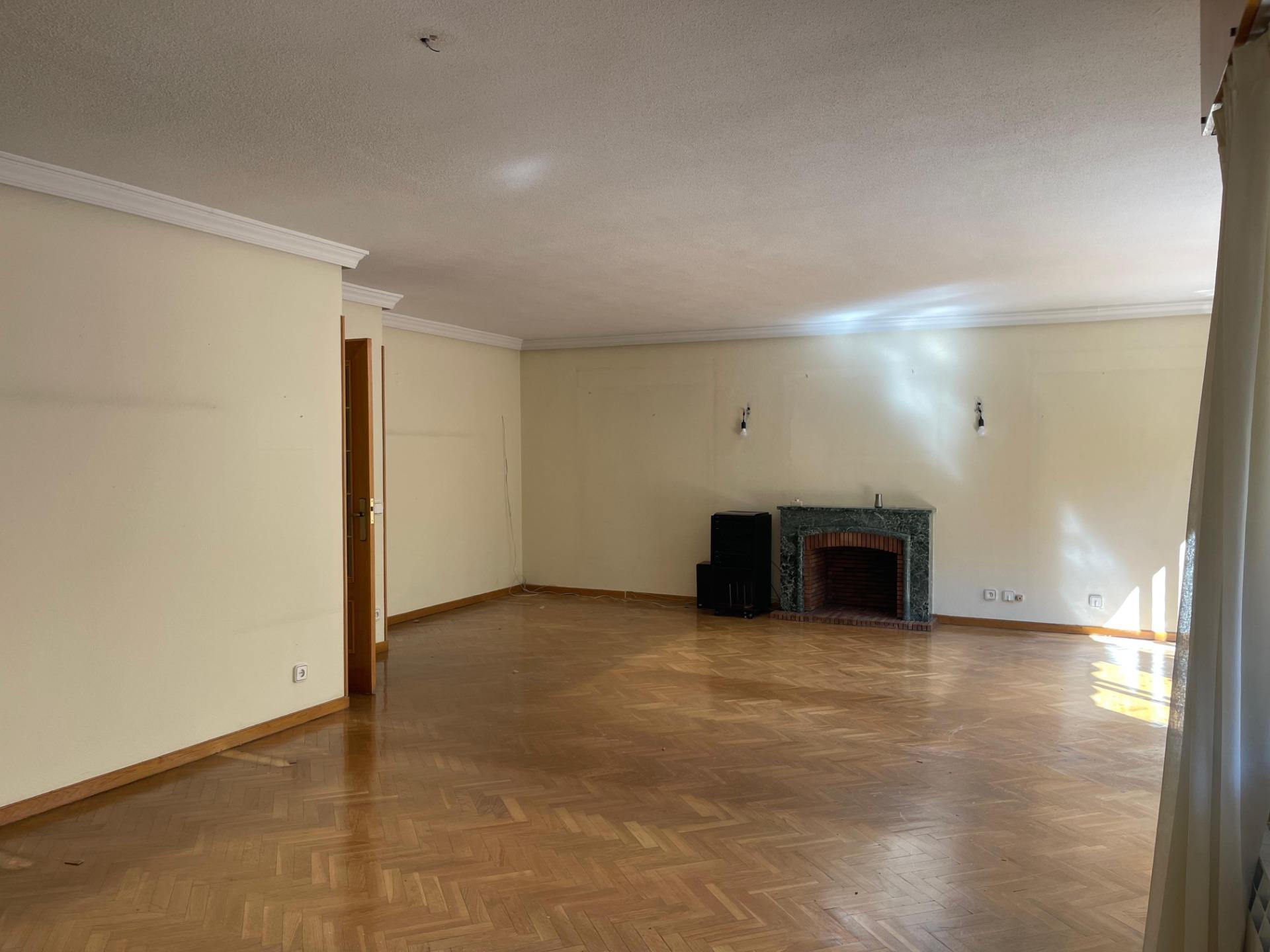 MAGNÍFICO CHALET ADOSADO DE ESQUINA CON MÁS DE 390 m², GRAN JARDÍN Y GARAJE, PUERTA HIERRO  Te prese