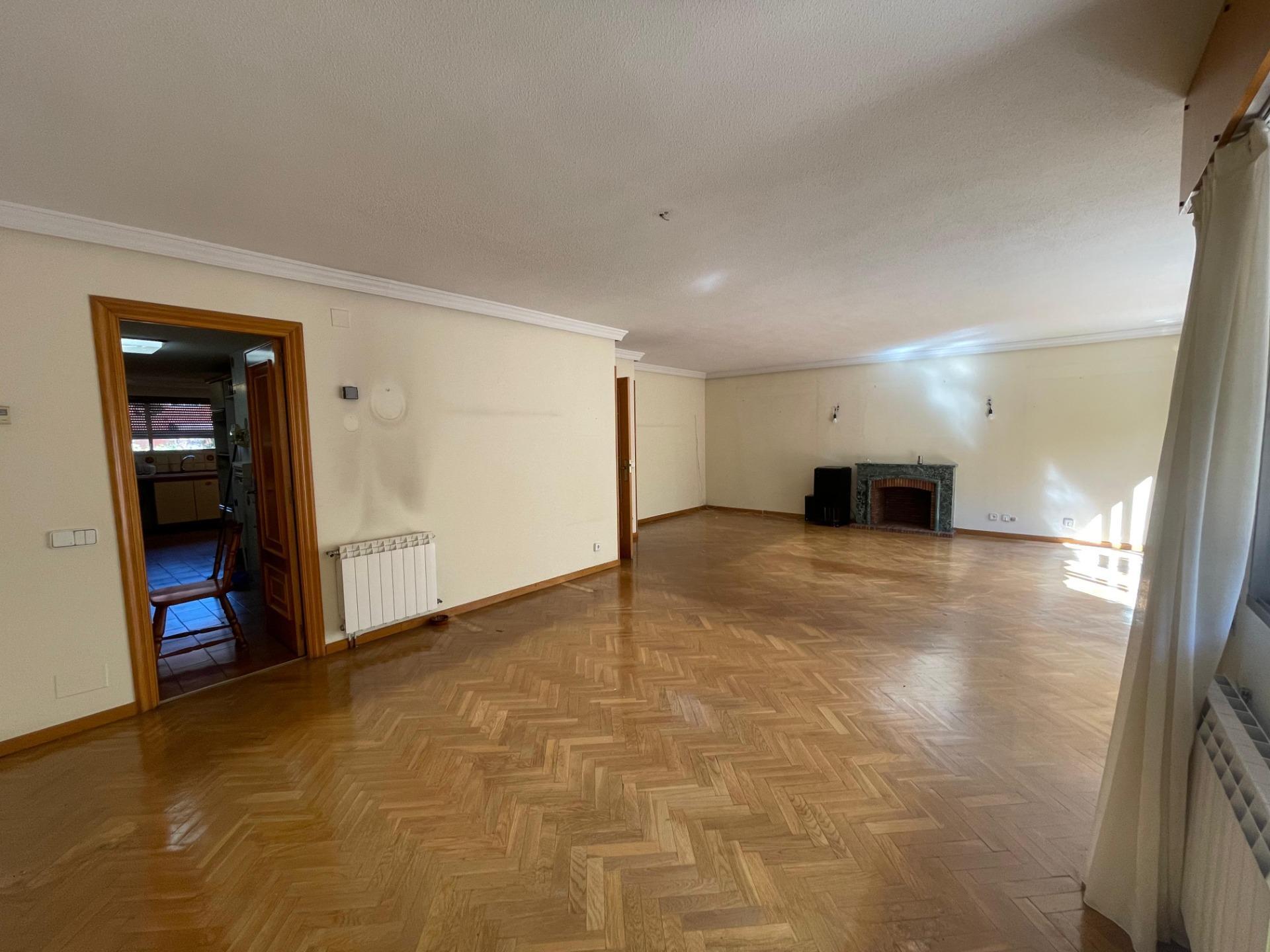 MAGNÍFICO CHALET ADOSADO DE ESQUINA CON MÁS DE 390 m², GRAN JARDÍN Y GARAJE, PUERTA HIERRO  Te prese