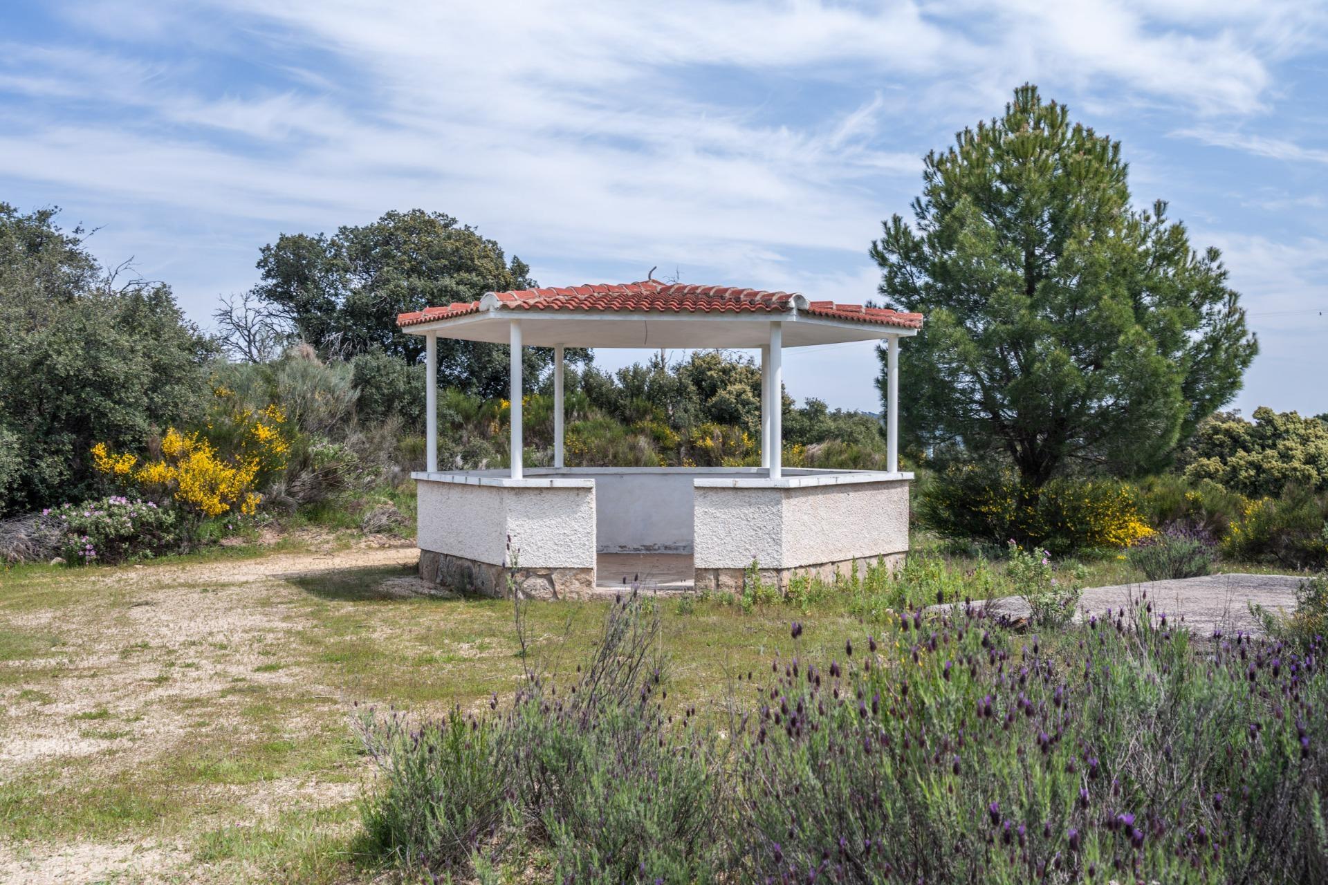 FINCA RÚSTICA EXCEPCIONAL A 1 HORA DE MADRID ? NATURALEZA, ENCANTO Y POTENCIAL EN ALMOROX Se venden