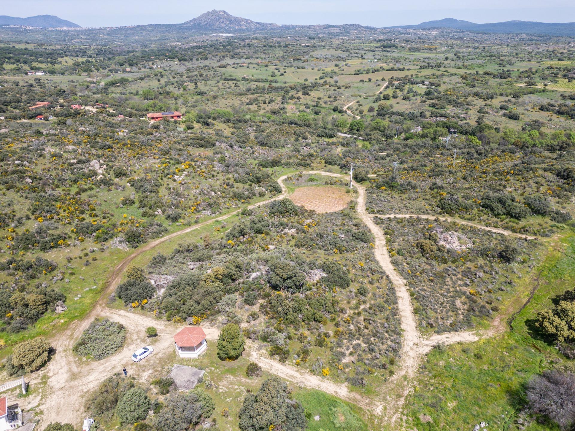 FINCA RÚSTICA EXCEPCIONAL A 1 HORA DE MADRID ? NATURALEZA, ENCANTO Y POTENCIAL EN ALMOROX Se venden