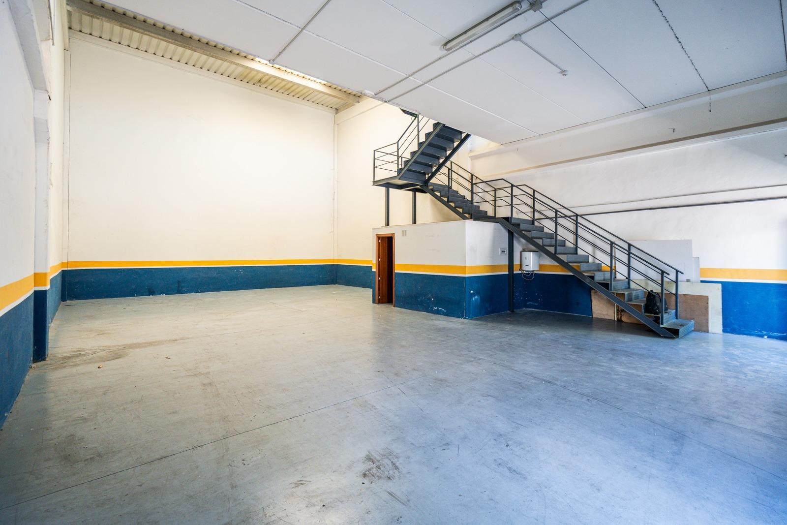GRAN NAVE INDUSTRIAL EN VENTA EN MECO ? ALTURA, LUZ NATURAL, ACCESOS INMEJORABLES Y PLAZAS DE GARAJE