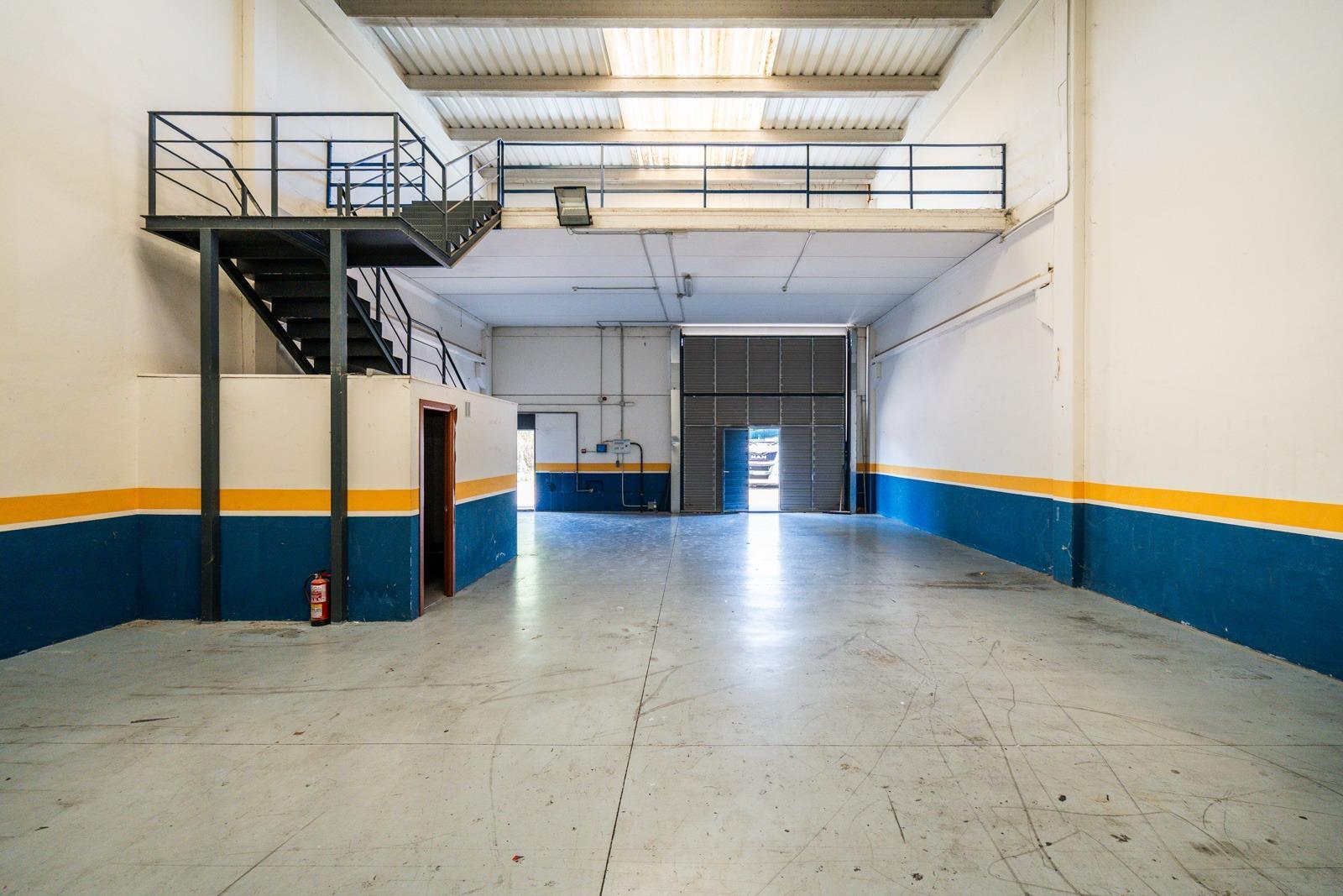 GRAN NAVE INDUSTRIAL EN VENTA EN MECO ? ALTURA, LUZ NATURAL, ACCESOS INMEJORABLES Y PLAZAS DE GARAJE