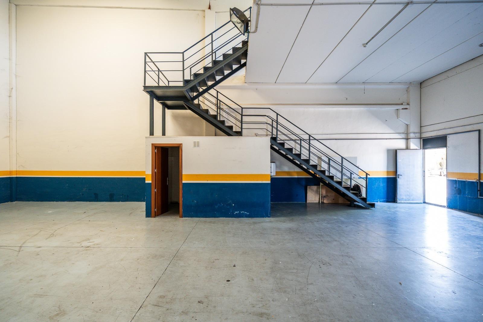 GRAN NAVE INDUSTRIAL EN VENTA EN MECO ? ALTURA, LUZ NATURAL, ACCESOS INMEJORABLES Y PLAZAS DE GARAJE