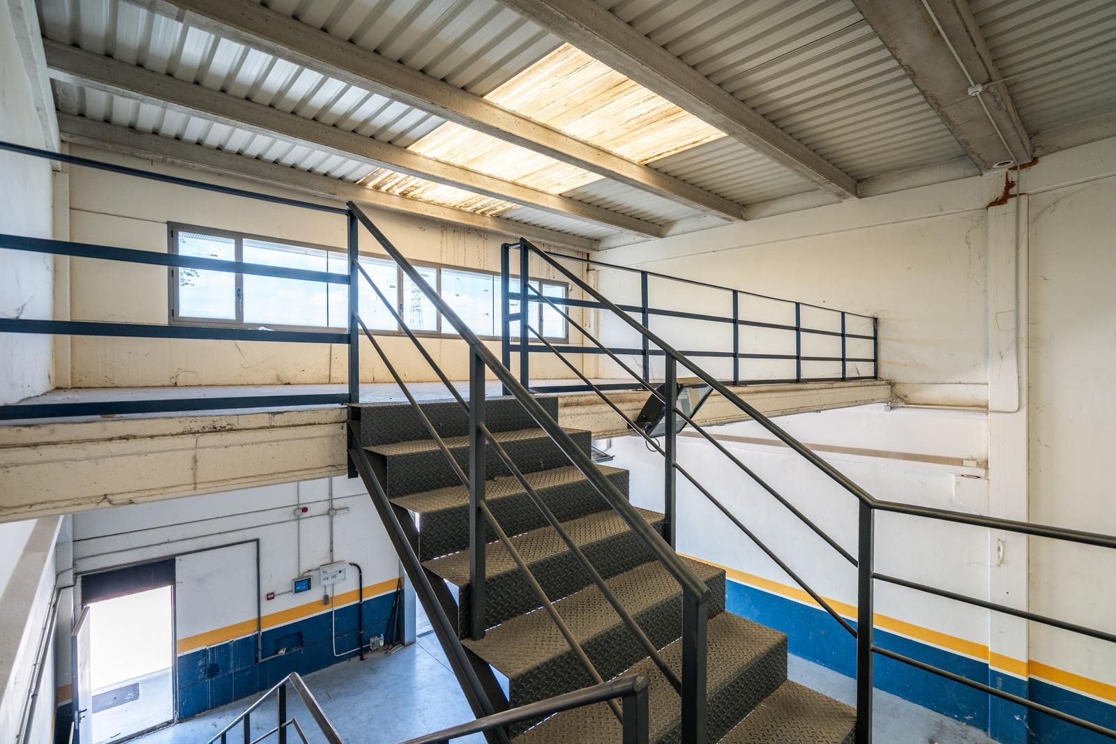 GRAN NAVE INDUSTRIAL EN VENTA EN MECO ? ALTURA, LUZ NATURAL, ACCESOS INMEJORABLES Y PLAZAS DE GARAJE