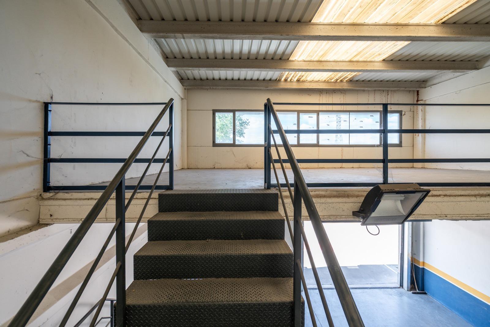 GRAN NAVE INDUSTRIAL EN VENTA EN MECO ? ALTURA, LUZ NATURAL, ACCESOS INMEJORABLES Y PLAZAS DE GARAJE