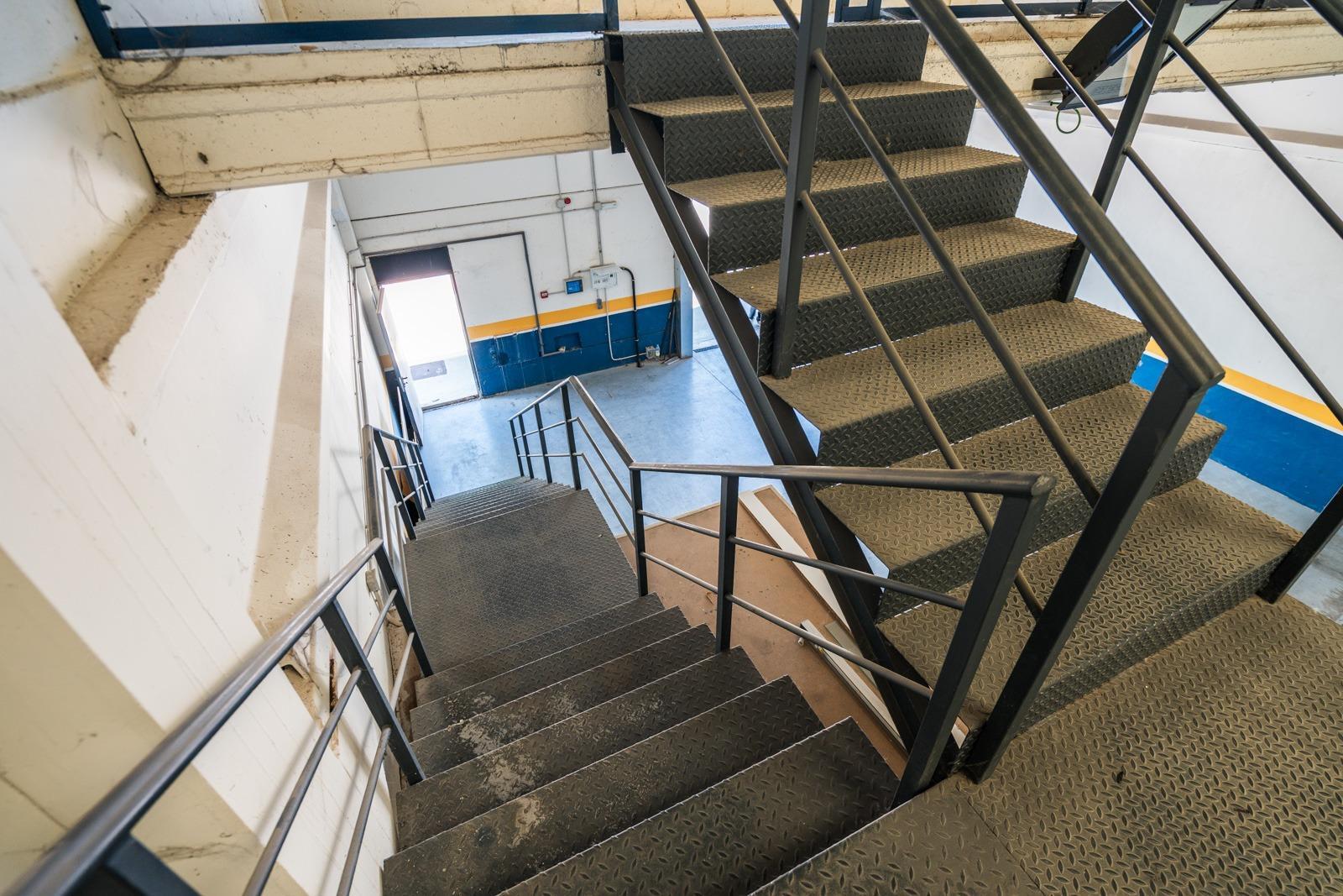 GRAN NAVE INDUSTRIAL EN VENTA EN MECO ? ALTURA, LUZ NATURAL, ACCESOS INMEJORABLES Y PLAZAS DE GARAJE