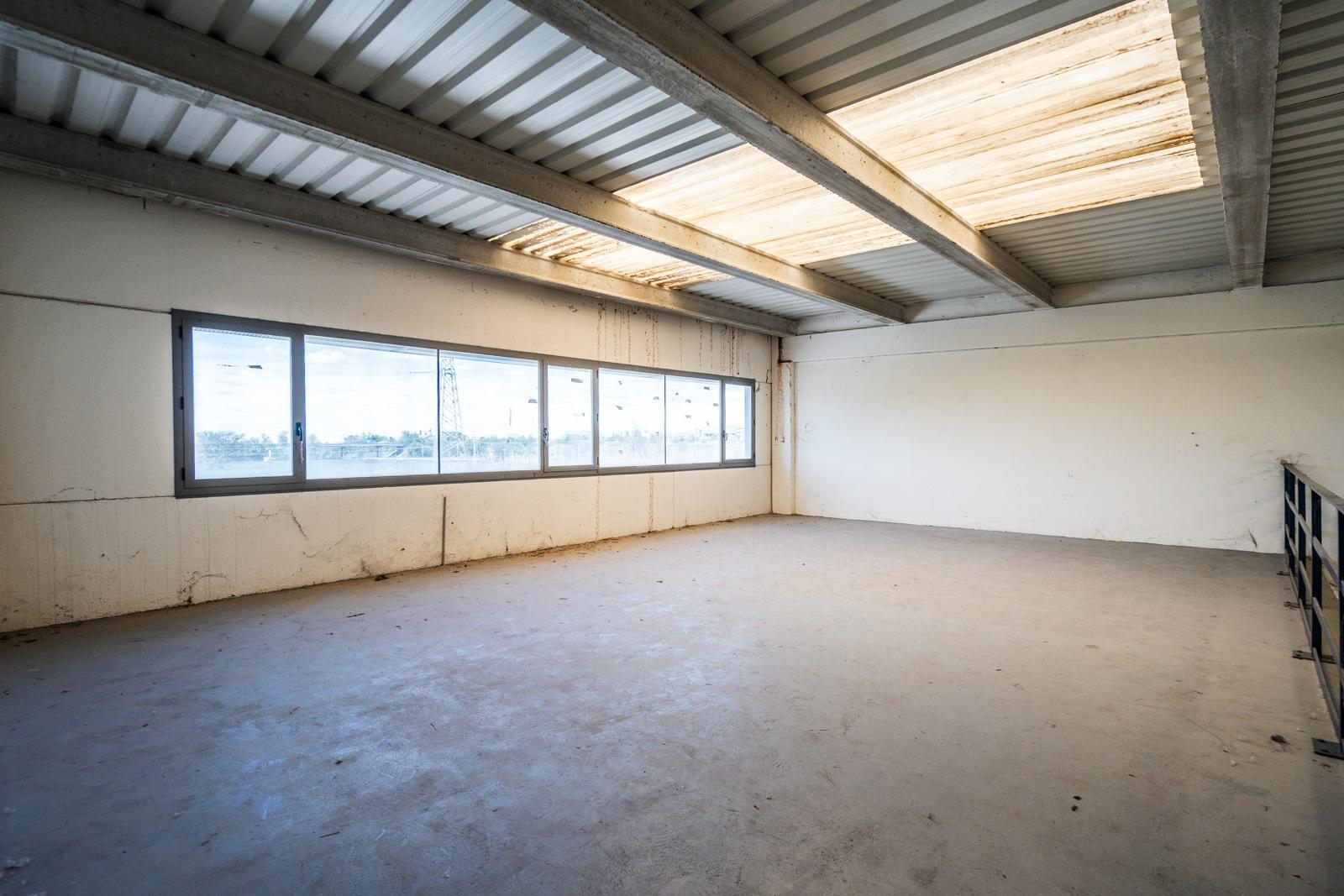 GRAN NAVE INDUSTRIAL EN VENTA EN MECO ? ALTURA, LUZ NATURAL, ACCESOS INMEJORABLES Y PLAZAS DE GARAJE