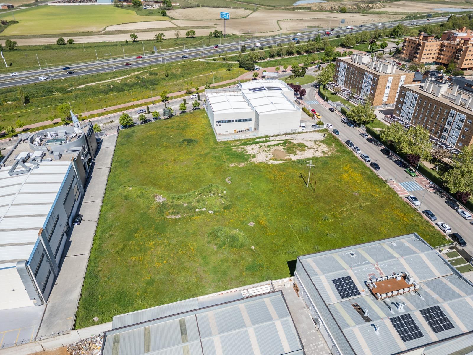 ¡OPORTUNIDAD INVERSORES Y EMPRESAS! Parcela Urbana de 2.627 m² Frente al Núcleo Urbano Ubicación pri