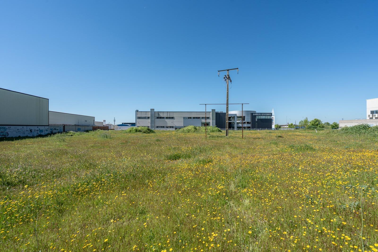 ¡OPORTUNIDAD INVERSORES Y EMPRESAS! Parcela Urbana de 2.627 m² Frente al Núcleo Urbano Ubicación pri