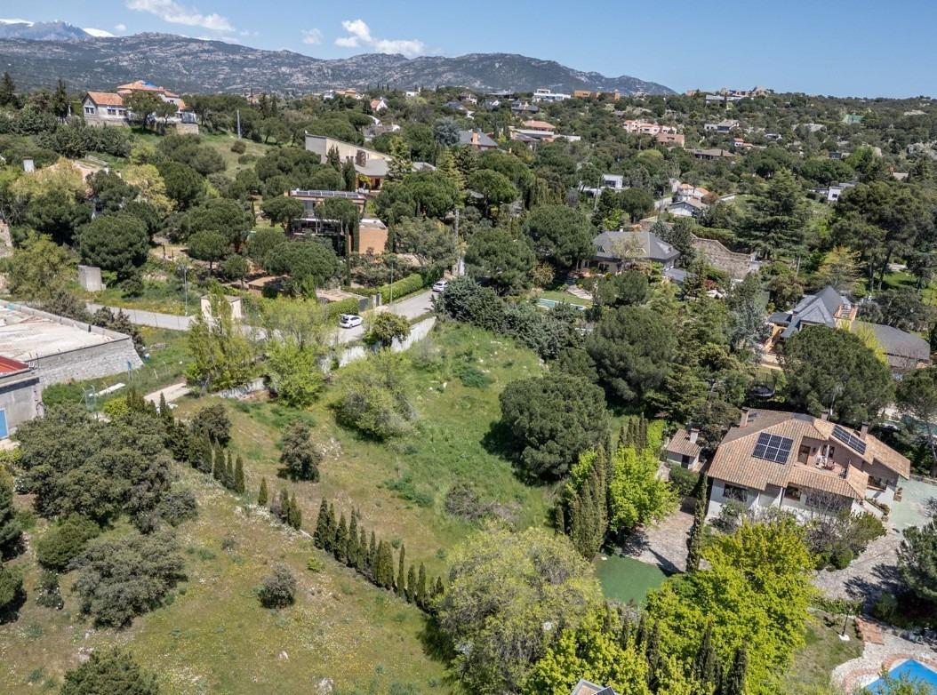 ^**^FABULOSA PARCELA URBANA DE MÁS DE 2.000 M² EN BERZOSILLA, TORRELODONES^**^ Ideal para construir