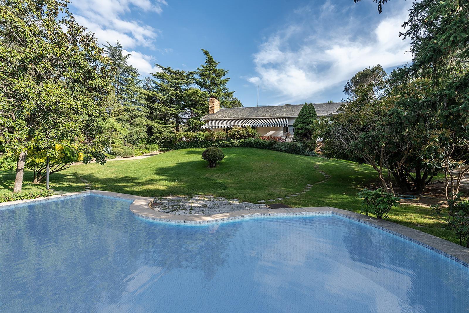 ^^CHALET INDEPENDIENTE EXCLUSIVO SOBRE DOS PARCELAS, JARDÍN DE ENSUEÑO Y PISCINA^^  En una de las ubicaciones más privilegiadas de Collado Villalba se presenta una oportunidad única en el mercado: