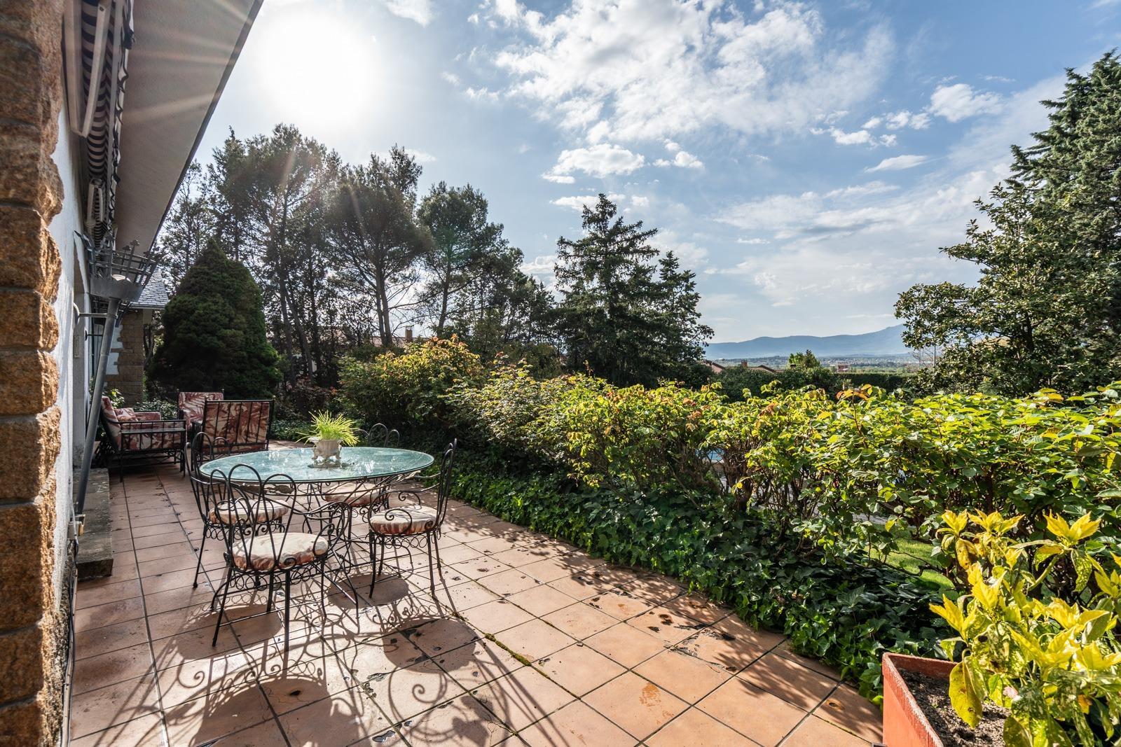 ^^CHALET INDEPENDIENTE EXCLUSIVO SOBRE DOS PARCELAS, JARDÍN DE ENSUEÑO Y PISCINA^^  En una de las ubicaciones más privilegiadas de Collado Villalba se presenta una oportunidad única en el mercado: