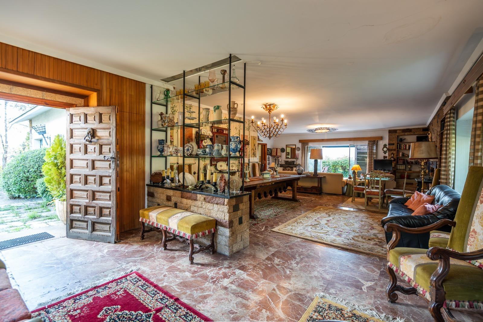 ^^CHALET INDEPENDIENTE EXCLUSIVO SOBRE DOS PARCELAS, JARDÍN DE ENSUEÑO Y PISCINA^^  En una de las ubicaciones más privilegiadas de Collado Villalba se presenta una oportunidad única en el mercado: