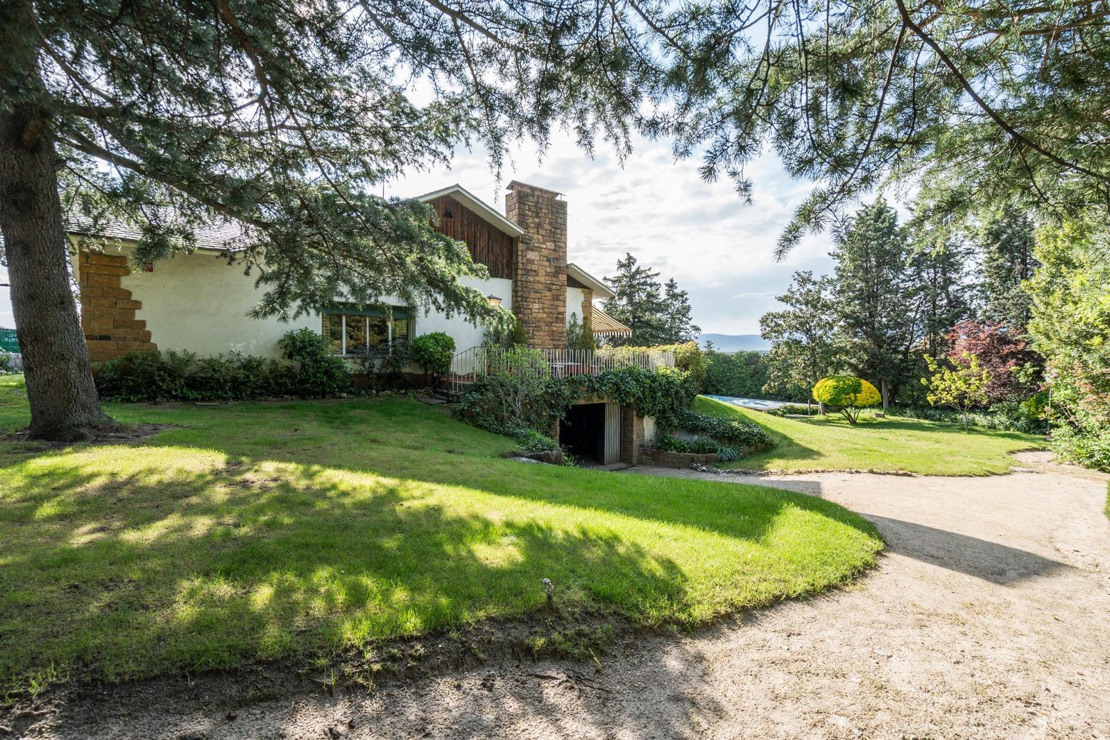 ^^CHALET INDEPENDIENTE EXCLUSIVO SOBRE DOS PARCELAS, JARDÍN DE ENSUEÑO Y PISCINA^^  En una de las ubicaciones más privilegiadas de Collado Villalba se presenta una oportunidad única en el mercado:
