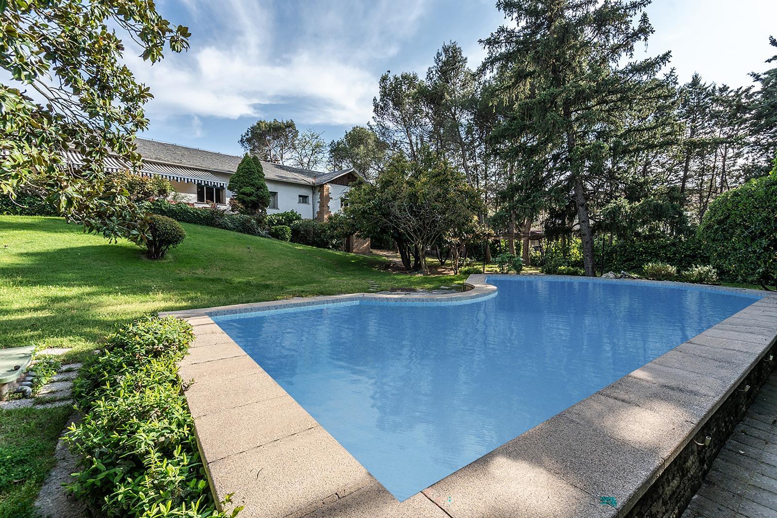 ^^CHALET INDEPENDIENTE EXCLUSIVO SOBRE DOS PARCELAS, JARDÍN DE ENSUEÑO Y PISCINA^^  En una de las ubicaciones más privilegiadas de Collado Villalba se presenta una oportunidad única en el mercado: