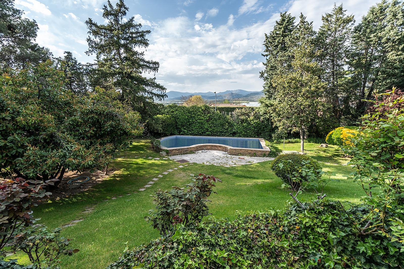 ^^CHALET INDEPENDIENTE EXCLUSIVO SOBRE DOS PARCELAS, JARDÍN DE ENSUEÑO Y PISCINA^^  En una de las ubicaciones más privilegiadas de Collado Villalba se presenta una oportunidad única en el mercado: