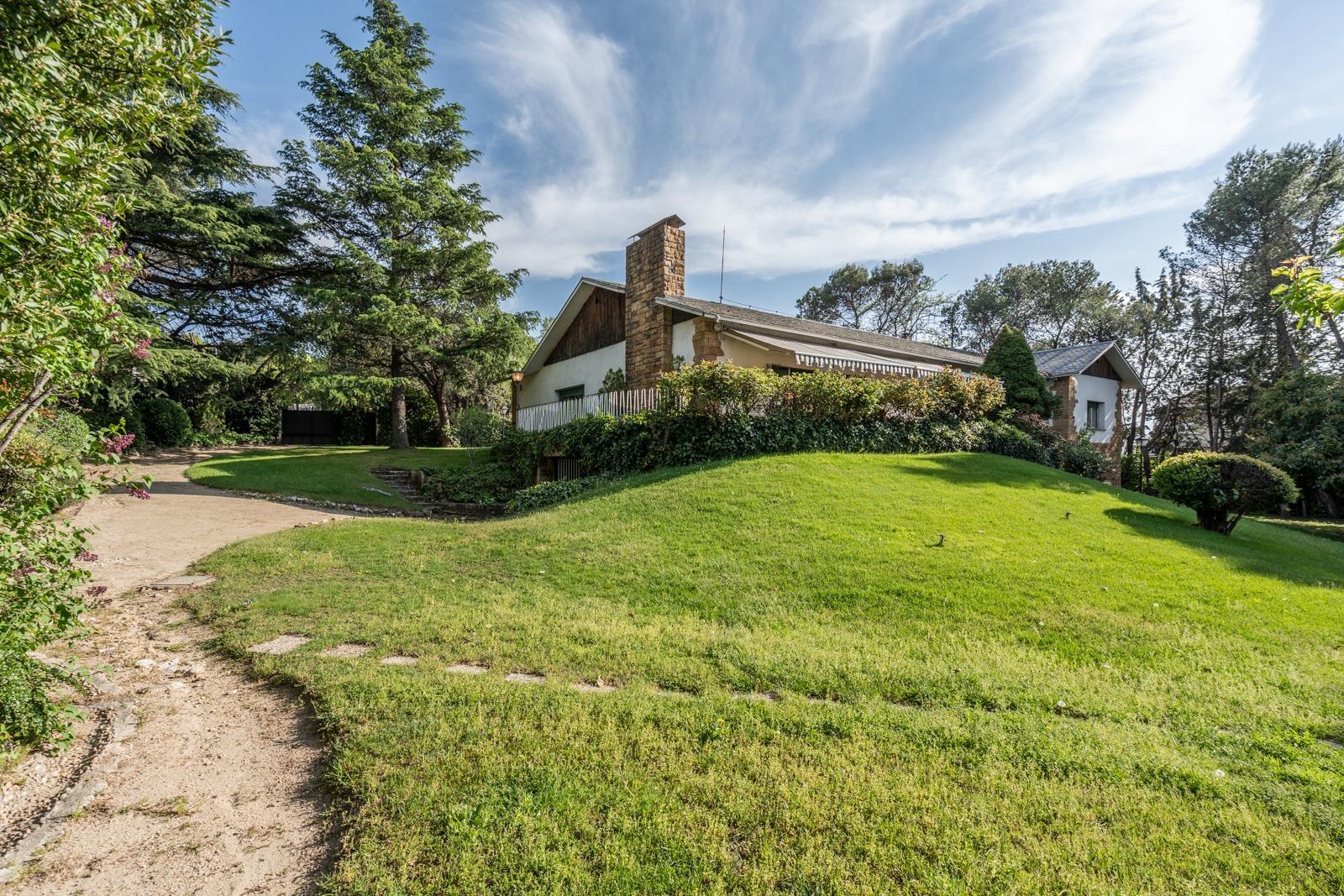 ^^CHALET INDEPENDIENTE EXCLUSIVO SOBRE DOS PARCELAS, JARDÍN DE ENSUEÑO Y PISCINA^^  En una de las ubicaciones más privilegiadas de Collado Villalba se presenta una oportunidad única en el mercado: