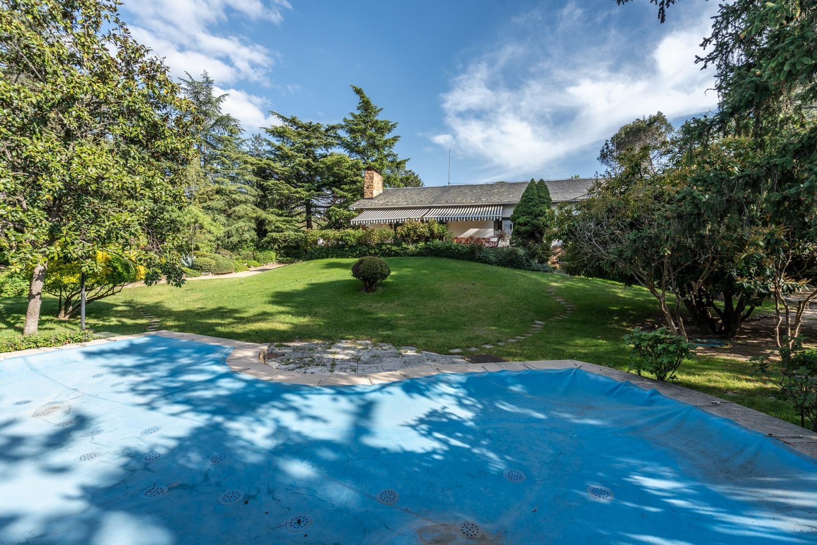 ^^CHALET INDEPENDIENTE EXCLUSIVO SOBRE DOS PARCELAS, JARDÍN DE ENSUEÑO Y PISCINA^^  En una de las ubicaciones más privilegiadas de Collado Villalba se presenta una oportunidad única en el mercado: