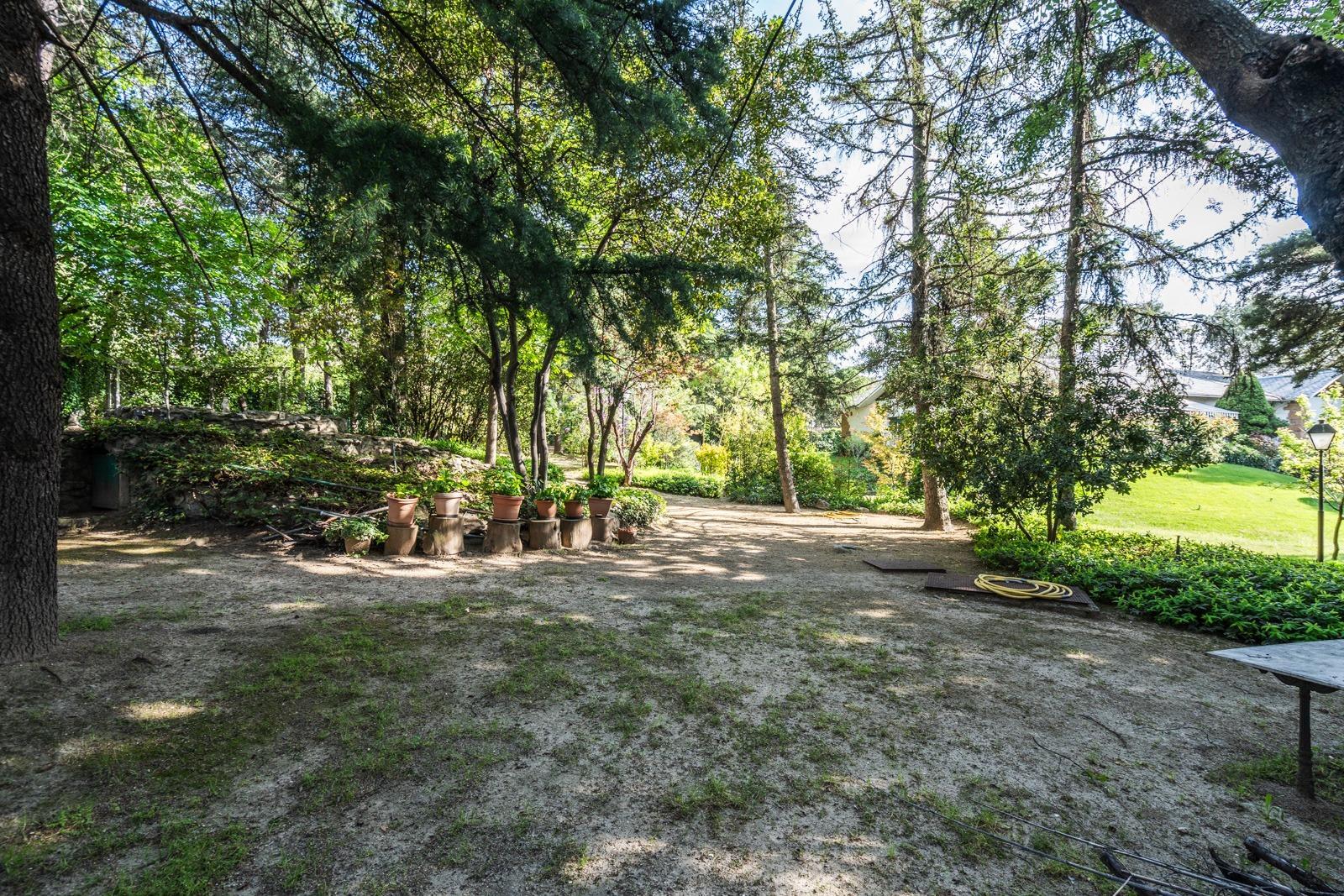 ^^CHALET INDEPENDIENTE EXCLUSIVO SOBRE DOS PARCELAS, JARDÍN DE ENSUEÑO Y PISCINA^^  En una de las ubicaciones más privilegiadas de Collado Villalba se presenta una oportunidad única en el mercado: