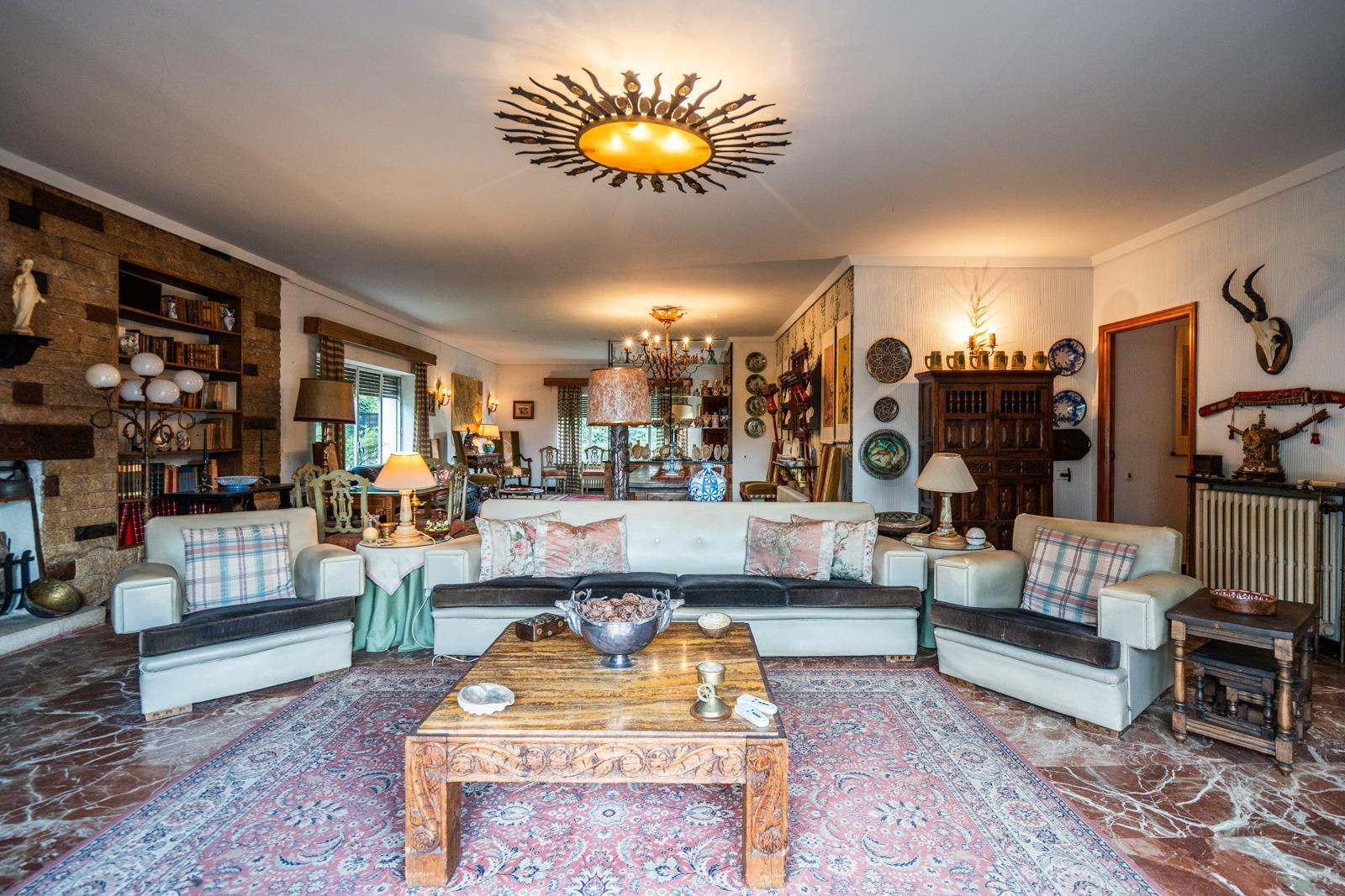 ^^CHALET INDEPENDIENTE EXCLUSIVO SOBRE DOS PARCELAS, JARDÍN DE ENSUEÑO Y PISCINA^^  En una de las ubicaciones más privilegiadas de Collado Villalba se presenta una oportunidad única en el mercado: