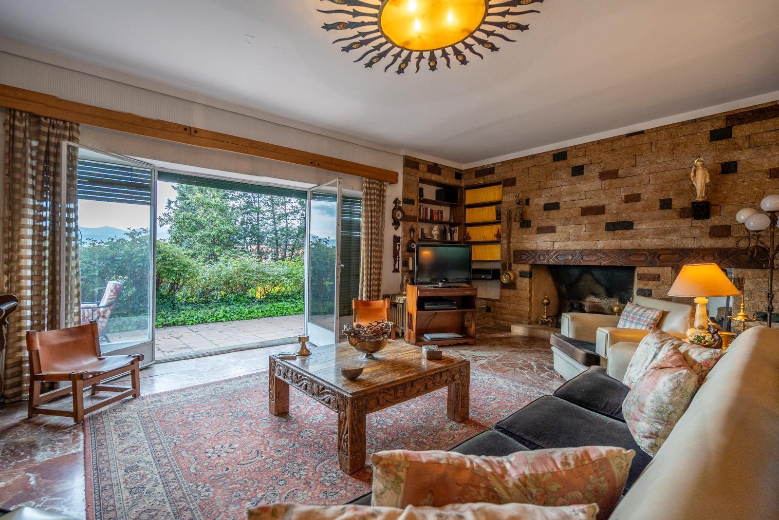 ^^CHALET INDEPENDIENTE EXCLUSIVO SOBRE DOS PARCELAS, JARDÍN DE ENSUEÑO Y PISCINA^^  En una de las ubicaciones más privilegiadas de Collado Villalba se presenta una oportunidad única en el mercado: