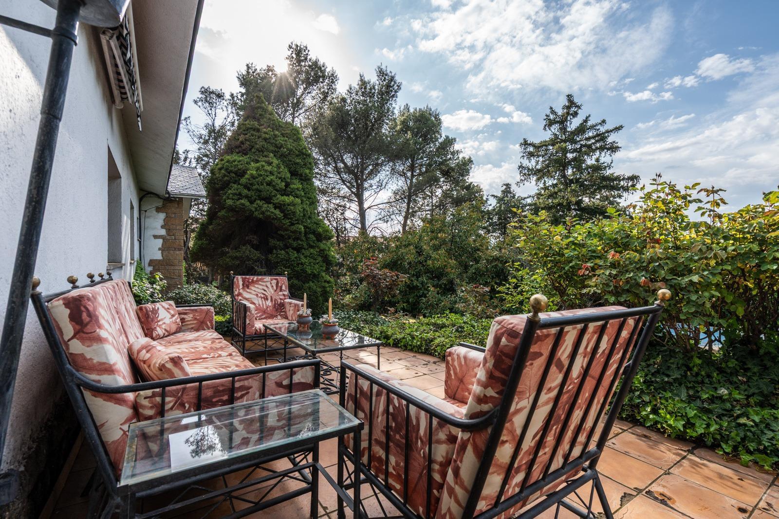 ^^CHALET INDEPENDIENTE EXCLUSIVO SOBRE DOS PARCELAS, JARDÍN DE ENSUEÑO Y PISCINA^^  En una de las ubicaciones más privilegiadas de Collado Villalba se presenta una oportunidad única en el mercado: